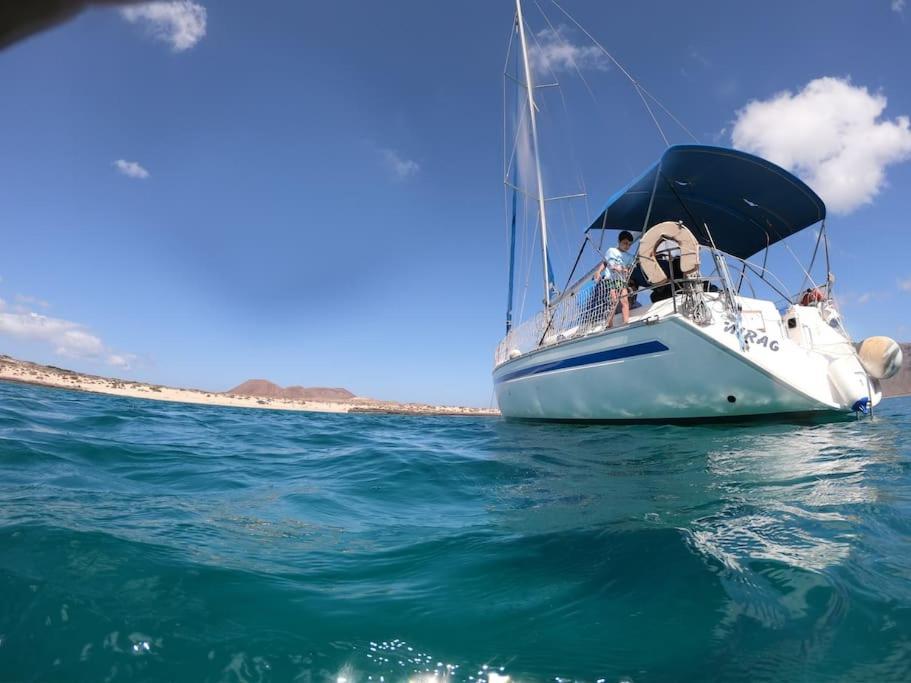 Magnifico barco en La Graciosa Caleta de Sebo Exterior foto