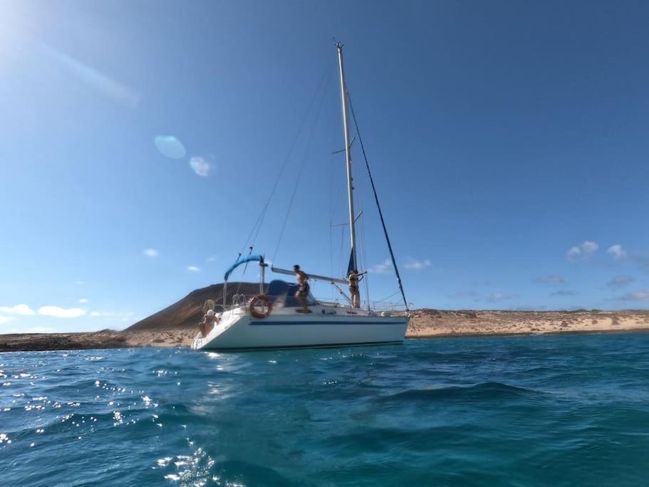 Magnifico barco en La Graciosa Caleta de Sebo Exterior foto