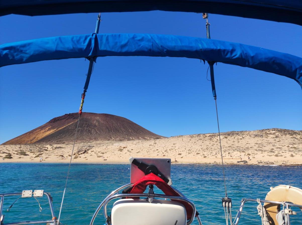 Magnifico barco en La Graciosa Caleta de Sebo Exterior foto
